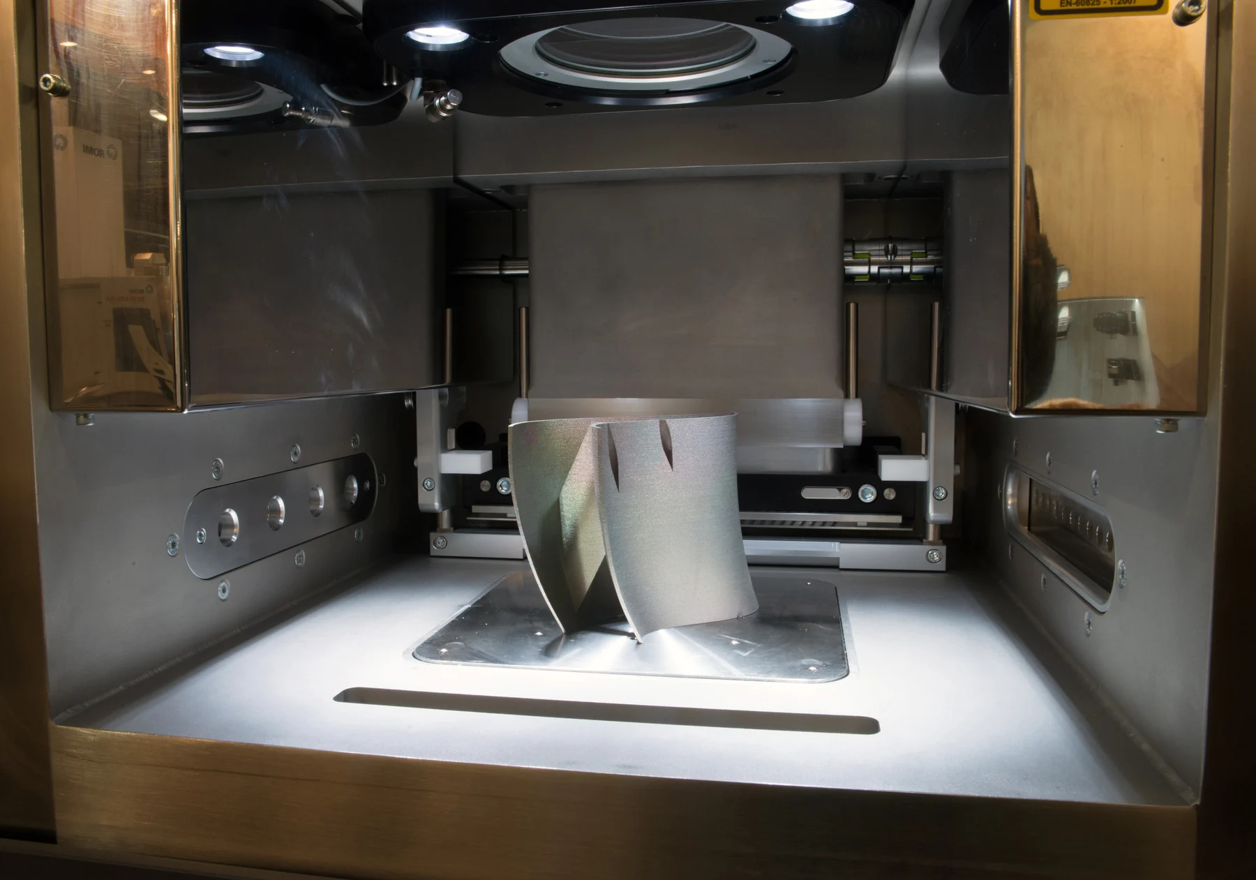 Metallbauteil in der Arbeitskammer eines industriellen 3D-Druckers