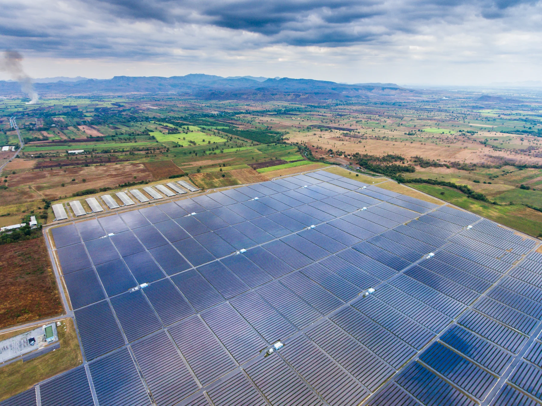Großer Solarpark mit der umgebenden Landschaft aus der Luft