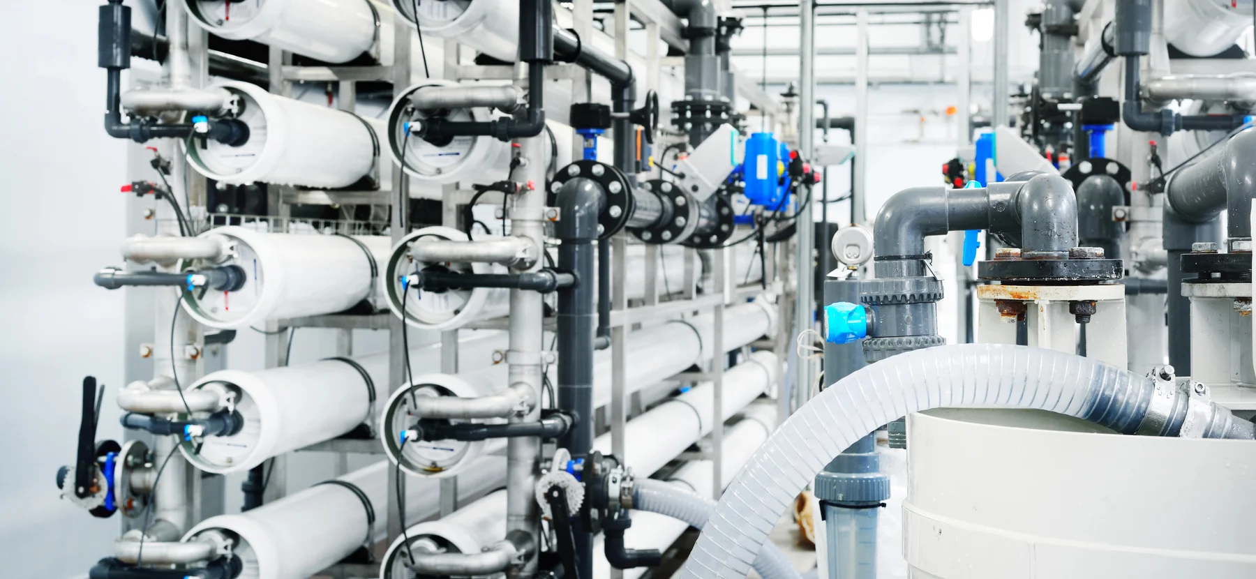 Industrielle Wasseraufbereitung mit Umkehrosmose und Rohrleitungen