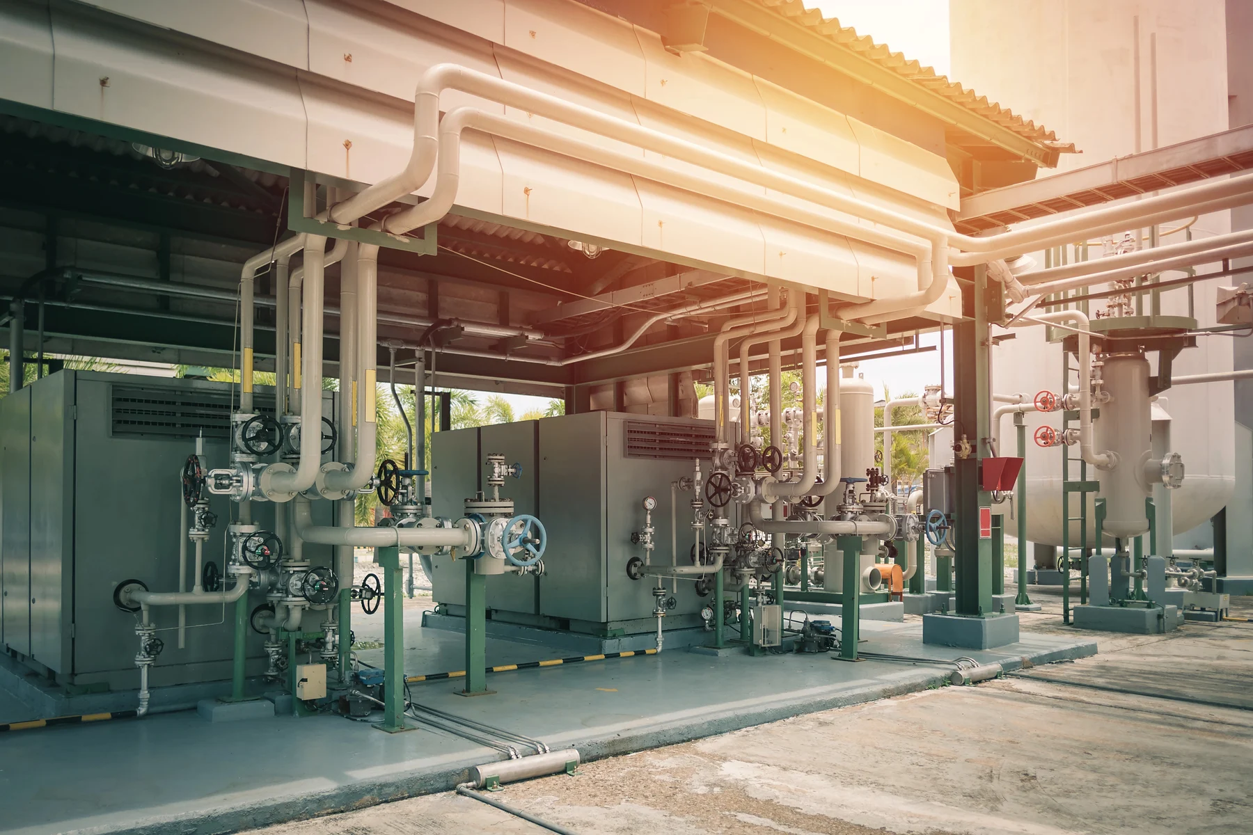Industrielle Kompressorenstation mit Behältern und Rohrleitungen