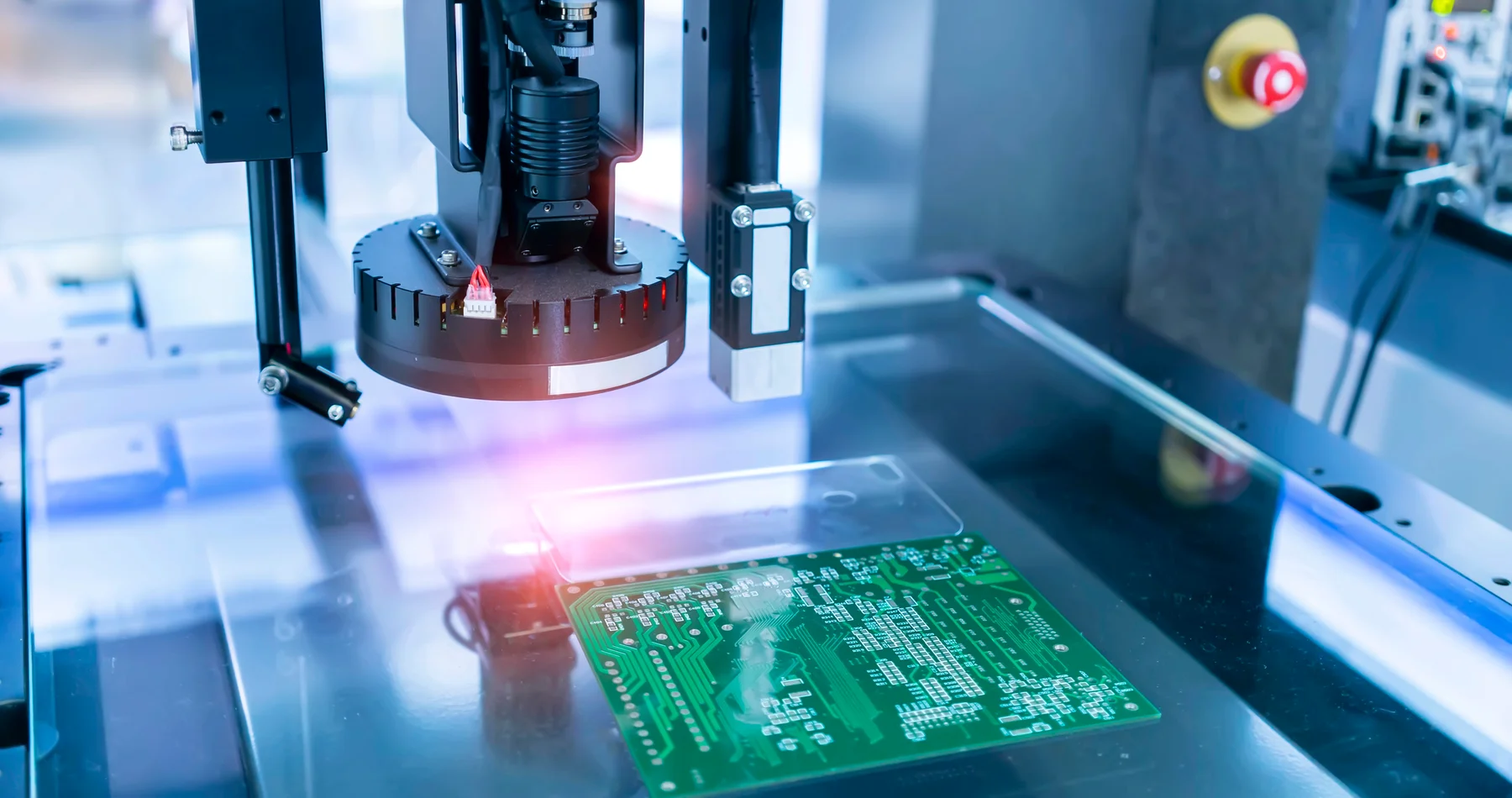 Optisches Messsystem bei der Prüfung einer elektronischen Leiterplatte