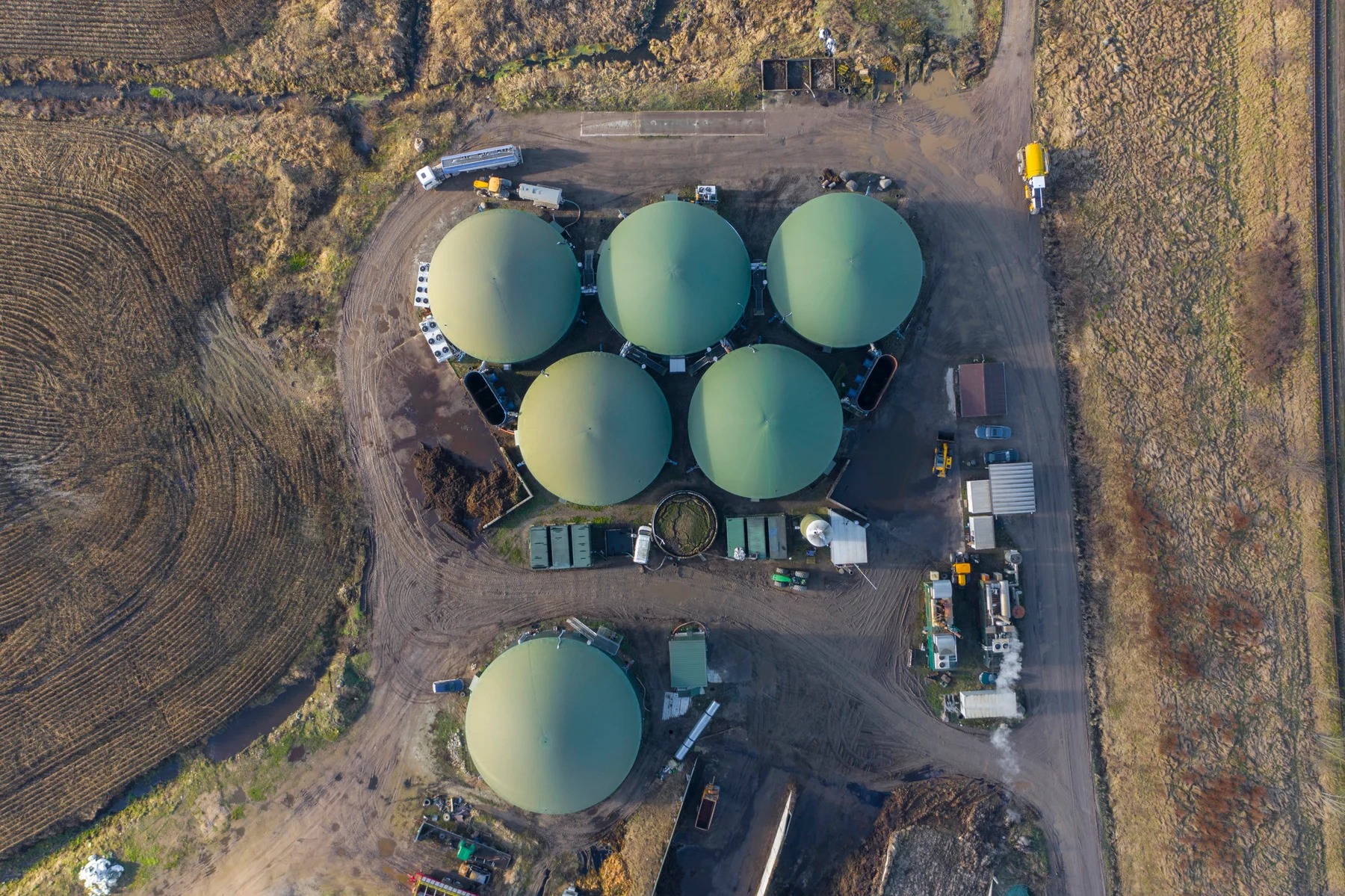 Luftaufnahme einer Biogasanlage mit Fermentern und Betriebsflächen