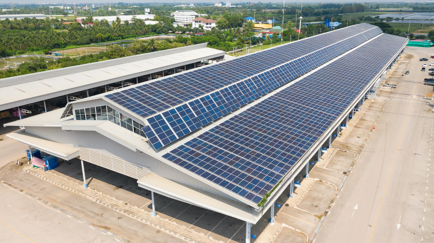 Photovoltaikanlage auf dem Dach einer großen Gewerbehalle