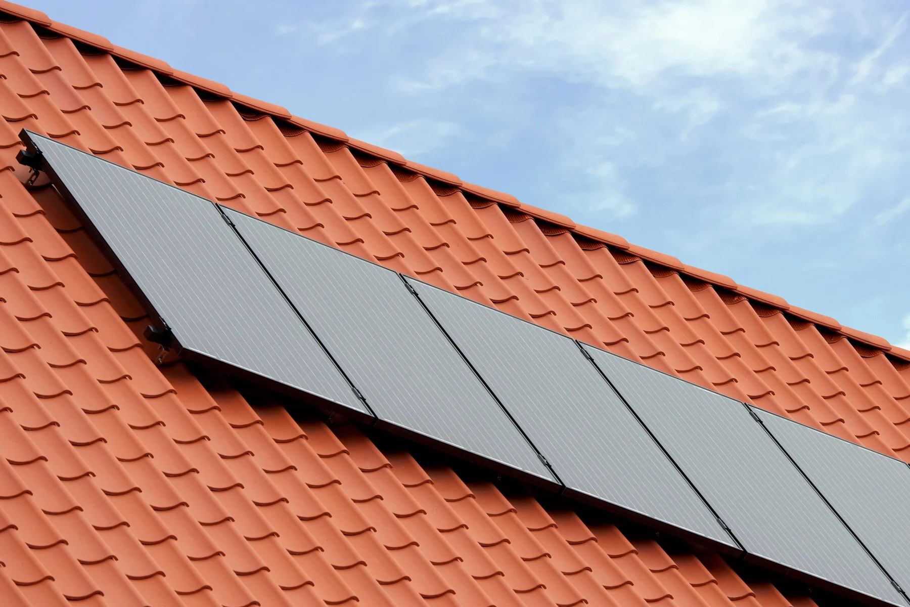 Flachkollektoren zur solaren Warmwasserbereitung auf einem Dach