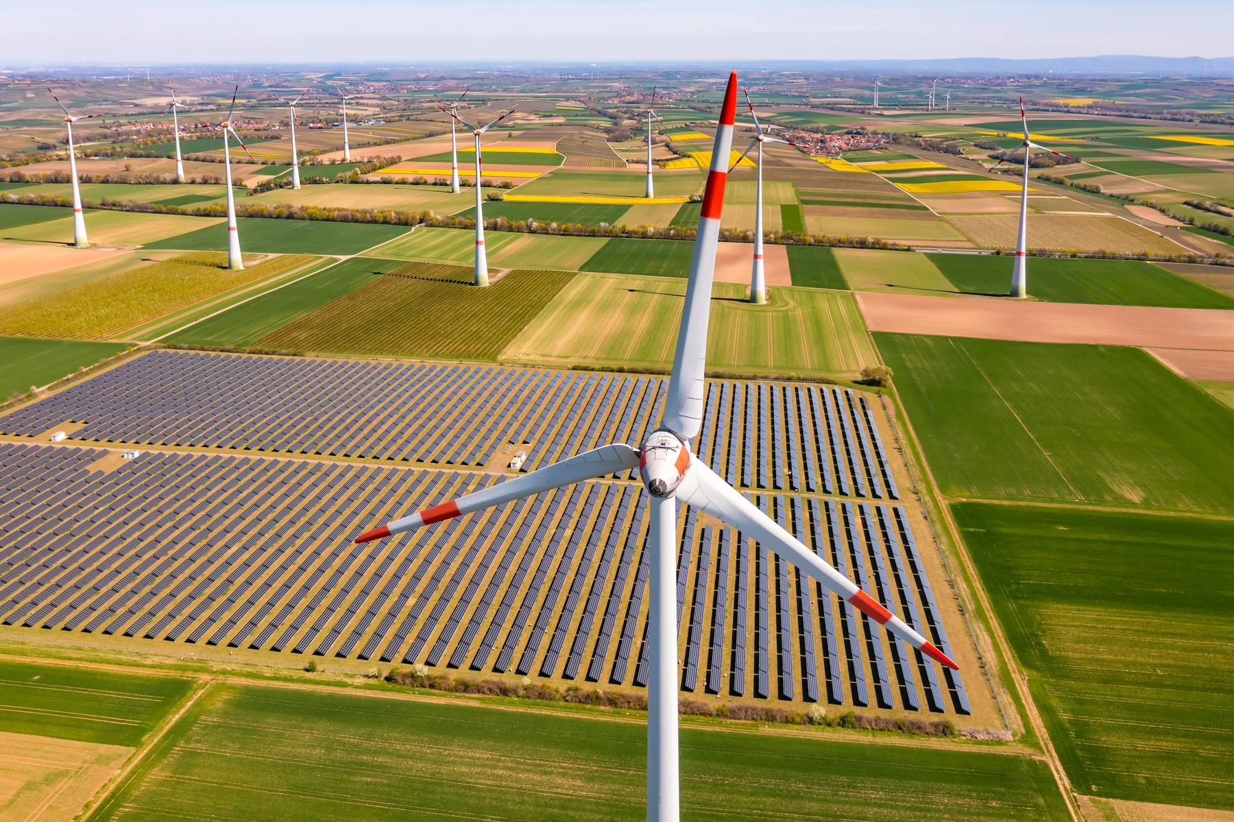 Windkraftanlagen und ein Solarpark in einer landwirtschaftlich geprägten Landschaft