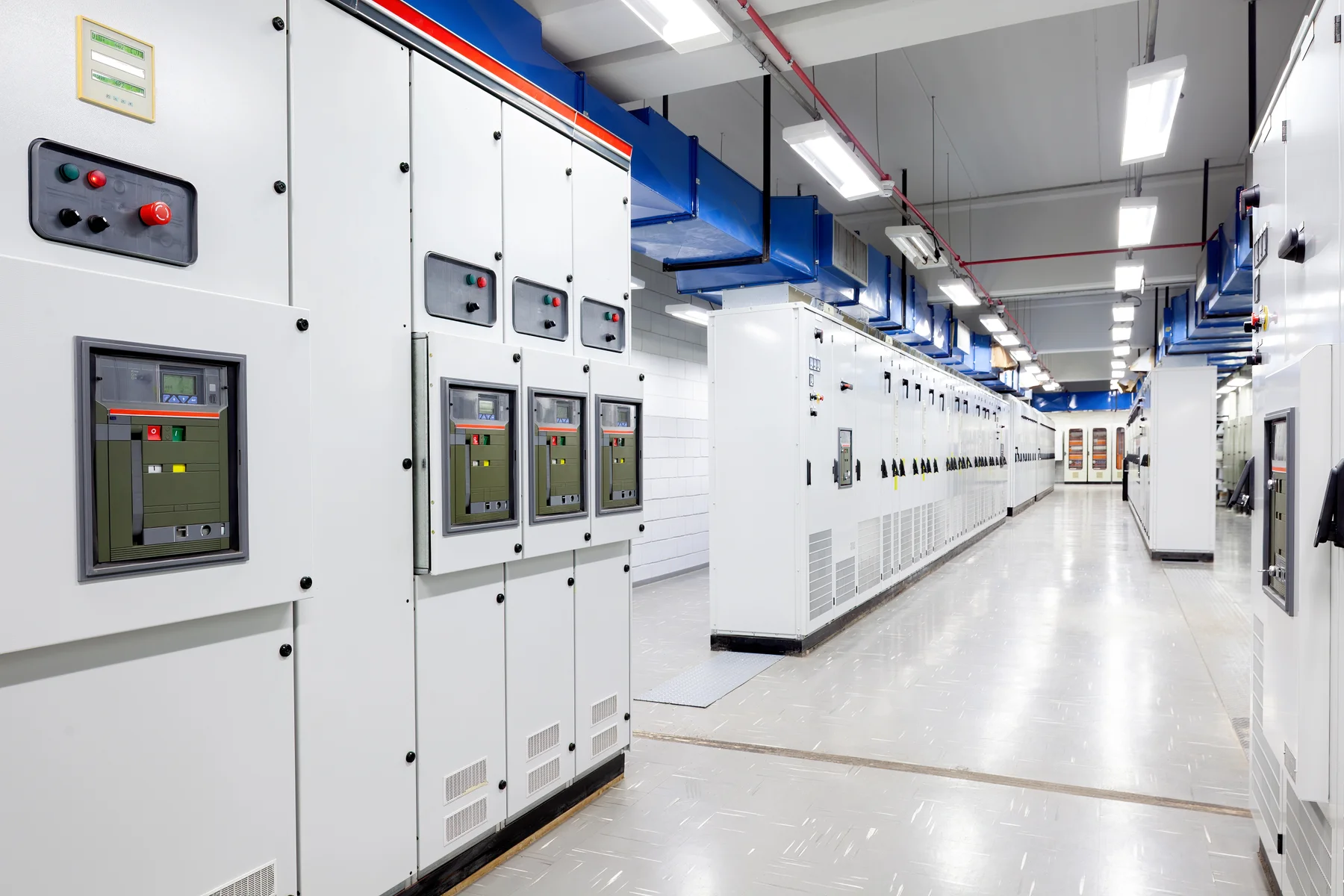 Technischer Schaltanlagenraum mit Schaltfeldern und Stromschienen