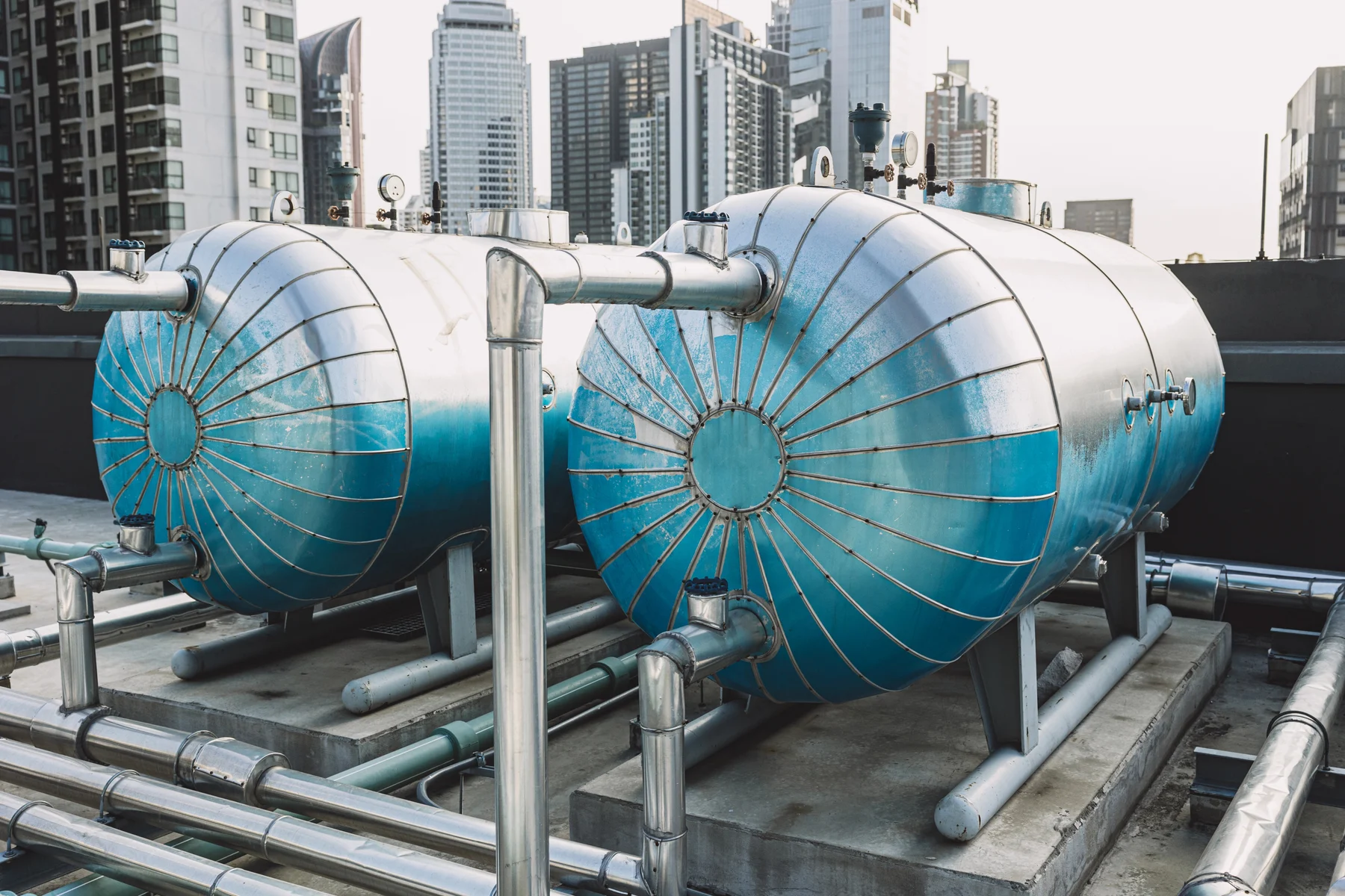 Isolierte Warmwasserspeicher mit angeschlossenen Rohrleitungen