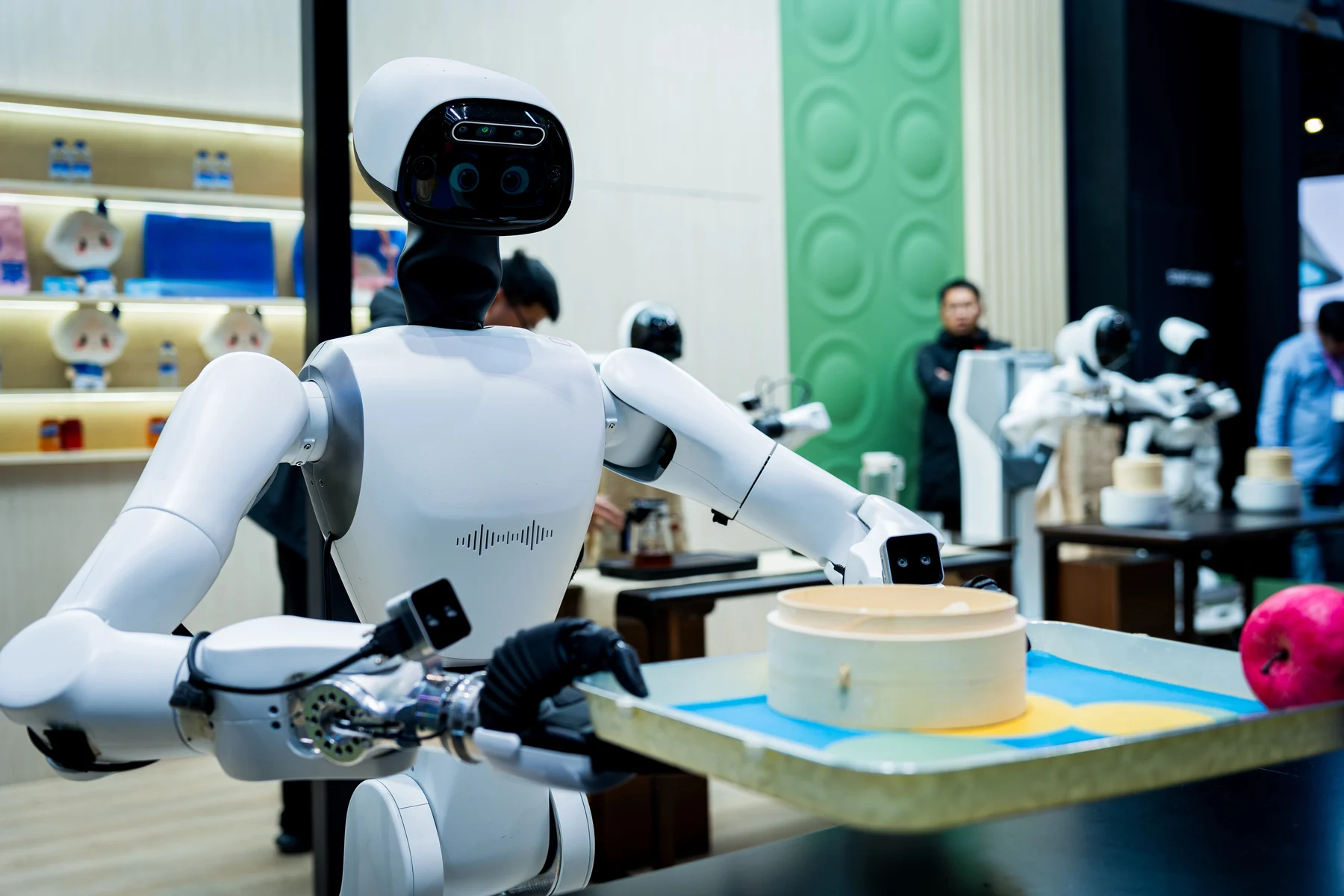 Humanoider Roboter mit einem Serviertablett bei einer Demonstration