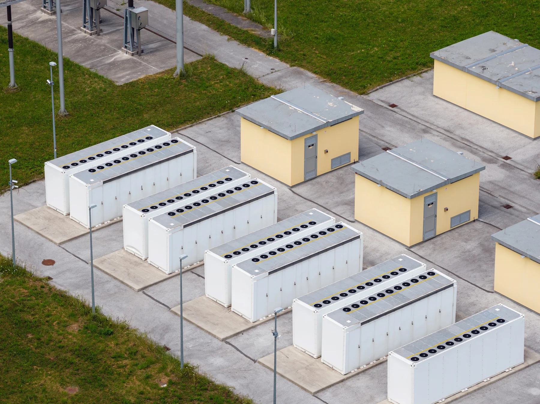 Mehrere große Batteriespeichereinheiten mit angrenzender elektrischer Infrastruktur